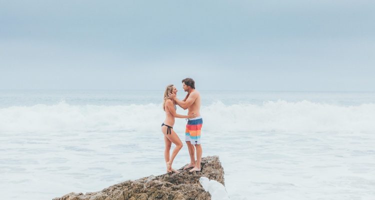 découvrez l'univers captivant du rock, un genre musical emblématique qui a évolué depuis ses racines dans les années 1950. explorez les artistes légendaires, les sous-genres variés et l'impact culturel du rock à travers les décennies. plongez dans l'énergie des concerts live et la puissance des riffs emblématiques qui continuent d'inspirer des générations.